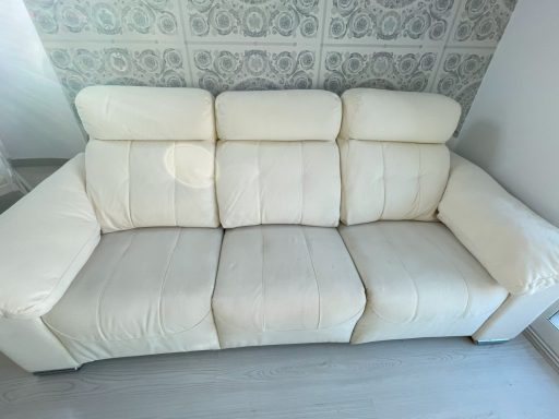 Sofa blanco de tres cuerpos